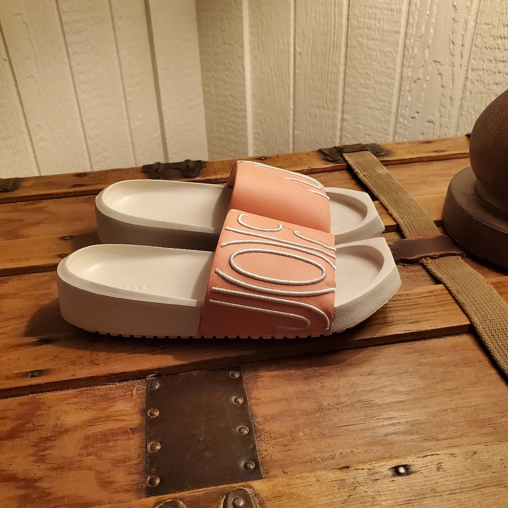 Jordan Nola slides size 5